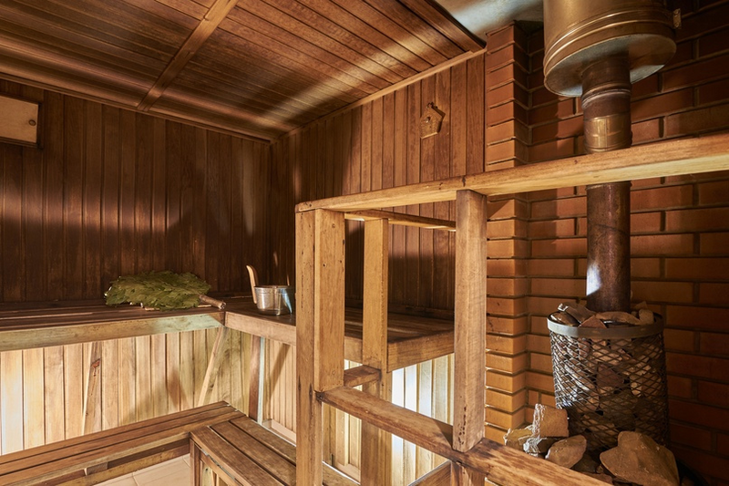 Малая русская баня на берегу озера