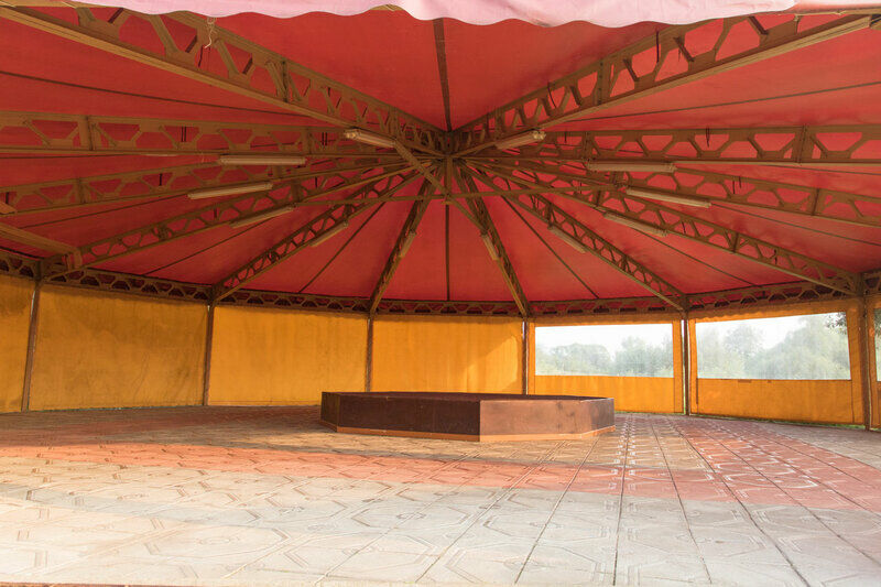 Большая беседка в зоне отдыха