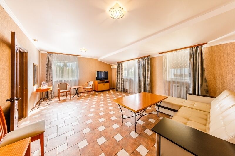 Люкс 4-местный 2-комнатный (с балконом)