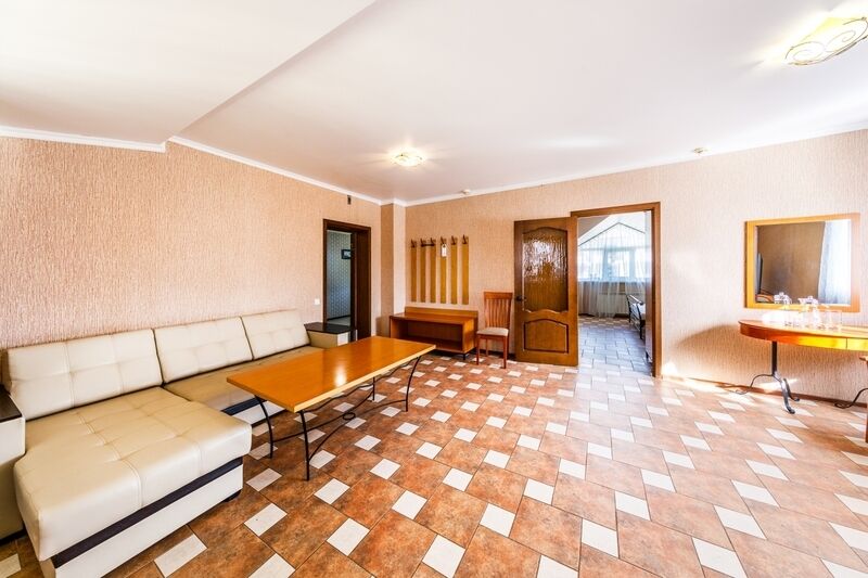 Люкс 4-местный 2-комнатный (с балконом)