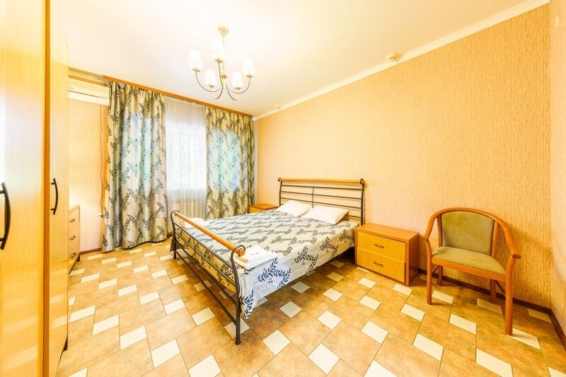 Люкс 4-местный 2-комнатный (с балконом)