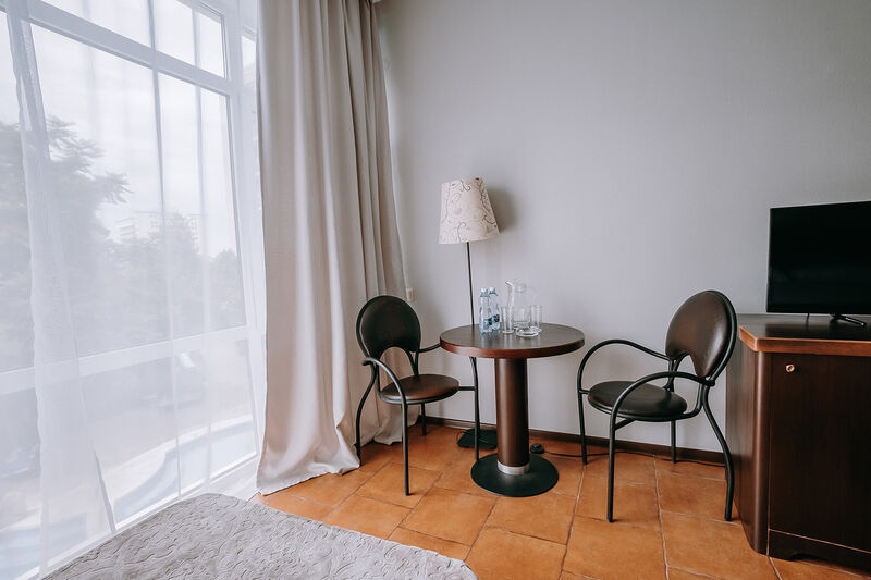 Полулюкс 2-местный 1-комнатный (без балкона, витражные окна)