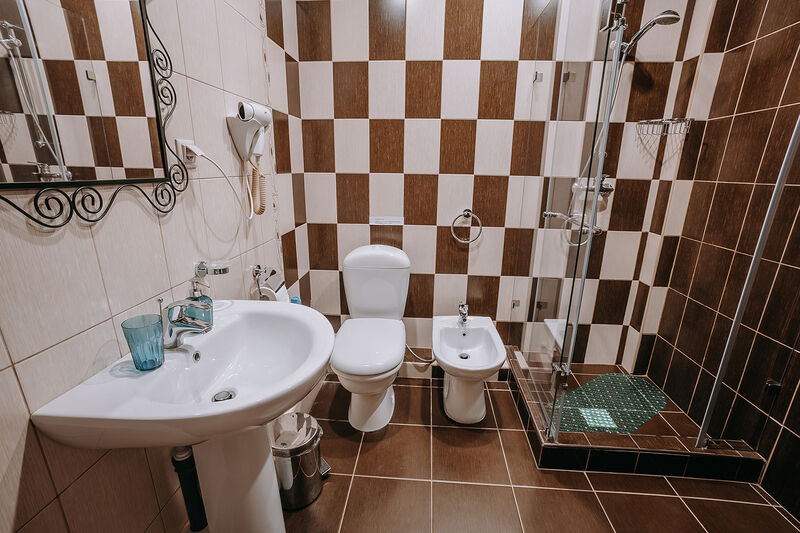 Полулюкс 2-местный 1-комнатный (без балкона, витражные окна)