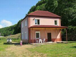 Двухэтажный дом, База отдыха Розовый дом, поселок Волчанец