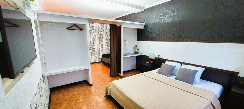 Семейный 4-местный 2-комнатный (с перегородкой)