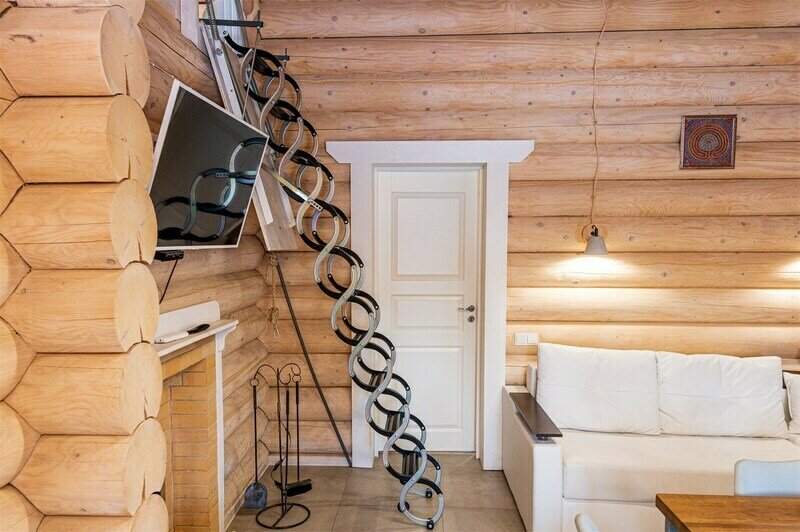 Лестница на мансардный этаж в зоне гостиной