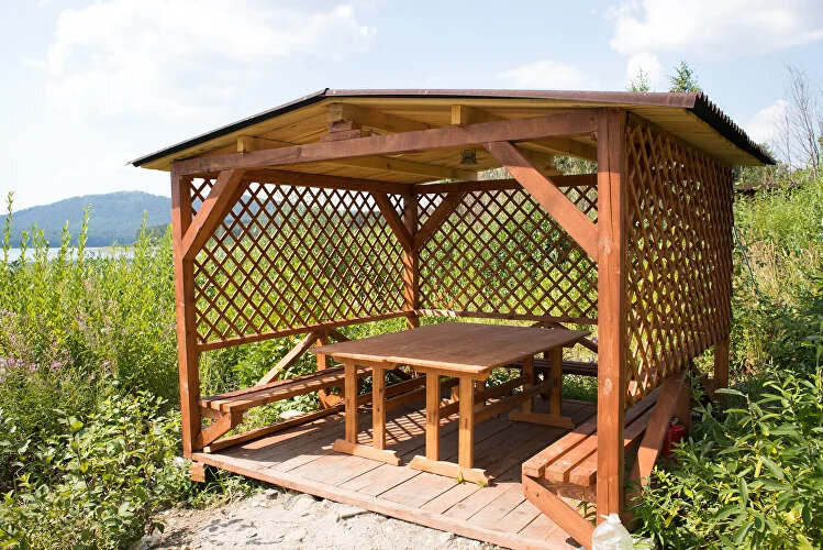 Беседка у озера