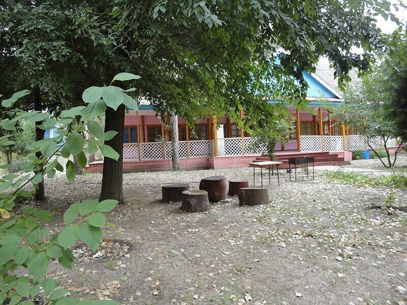 Розовая веранда