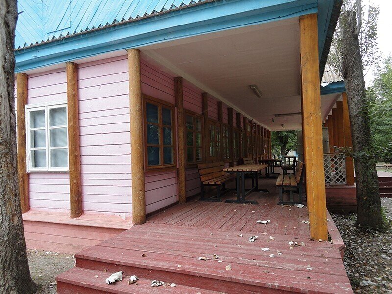 Розовая веранда