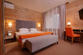 Джуниор сюит 2-местный 2-комнатный с кухней в Конгресс отеле, Курорт Пересвет Русские Сезоны, Пересвет