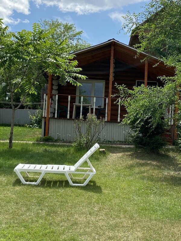 Четырехместный благоустроенный домик, с крытой террасой.