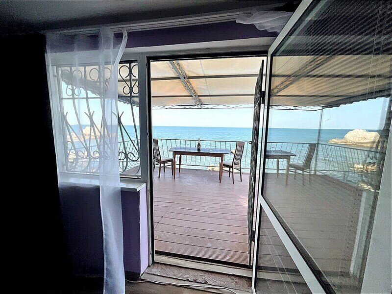 Дом на берегу моря с мангалом