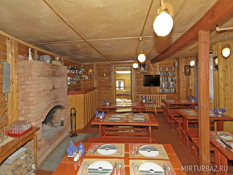 Каминный зал в большом доме