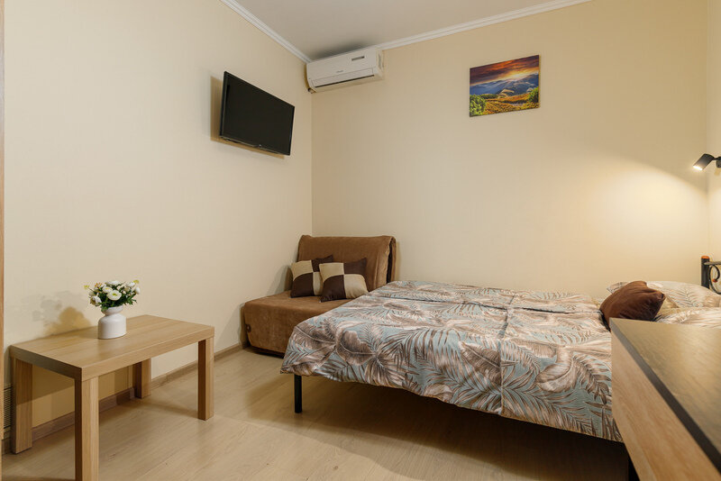 Номер 3-местный (2-спальной кроватью, вид на бассейн)