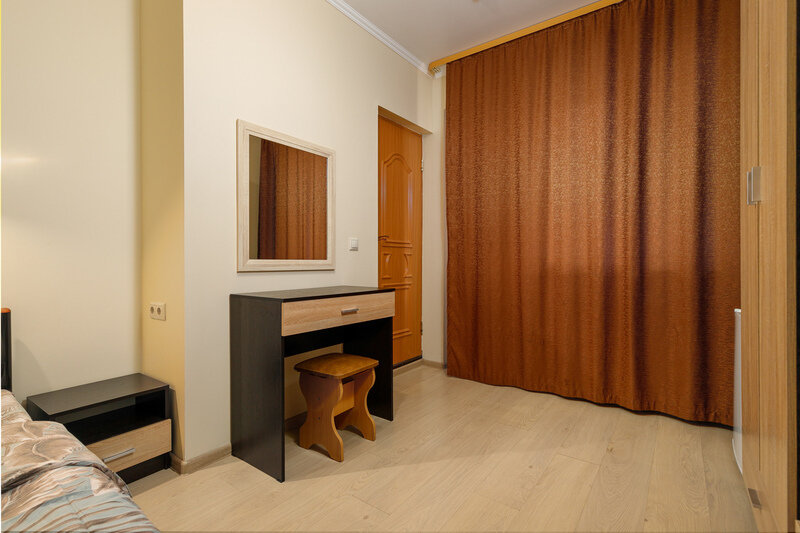 Номер 3-местный (2-спальной кроватью, вид на бассейн)