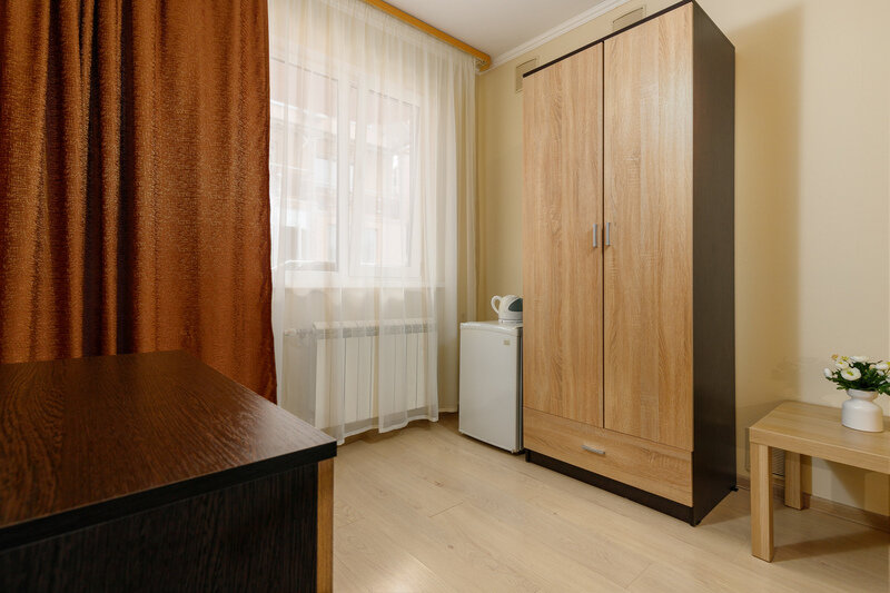 Номер 3-местный (2-спальной кроватью, вид на бассейн)