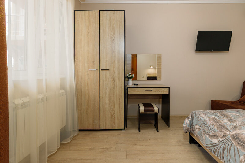 Номер 3-местный (2-спальной кроватью, вид на бассейн)