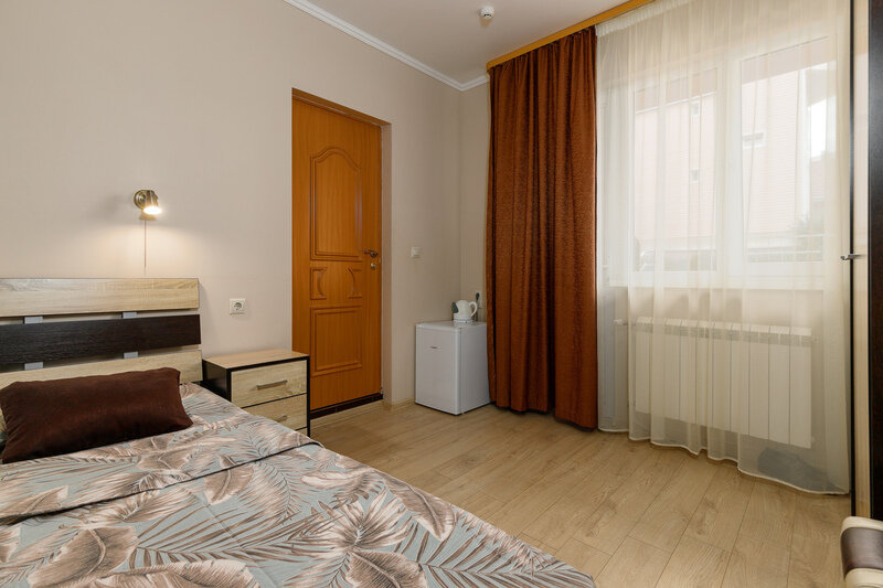 Номер 3-местный (2-спальной кроватью, вид на бассейн)