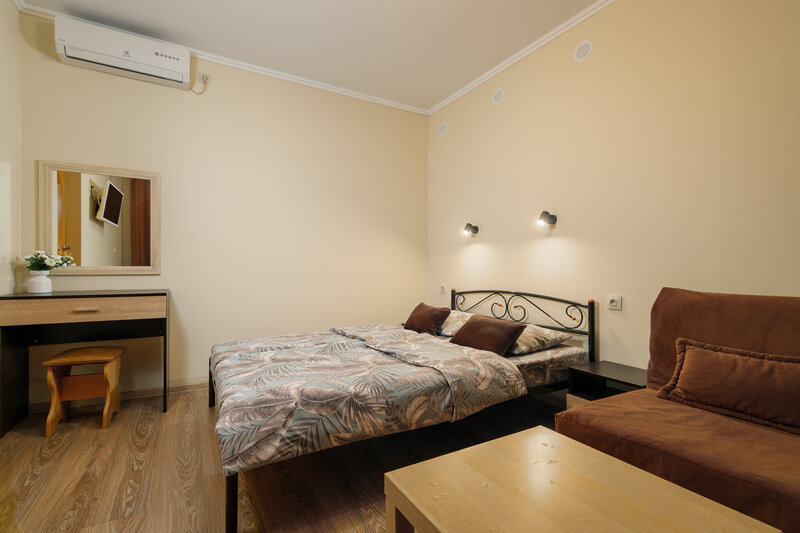 Номер 3-местный (2-спальной кроватью, вид на бассейн)