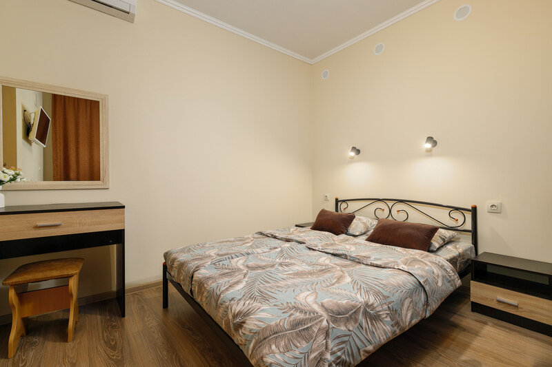 Номер 3-местный (2-спальной кроватью, вид на бассейн)