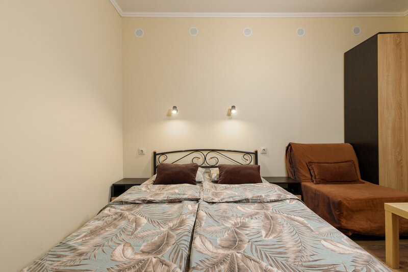 Номер 3-местный (2-спальной кроватью, вид на бассейн)