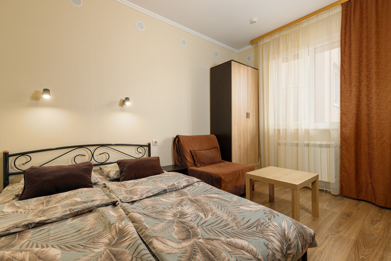 Номер 3-местный (2-спальной кроватью, вид на бассейн)