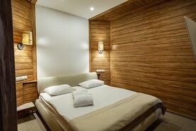 Делюкс с одной двуспальной кроватью Номера: №7, Загородный комплекс Alpen Park, Тольятти