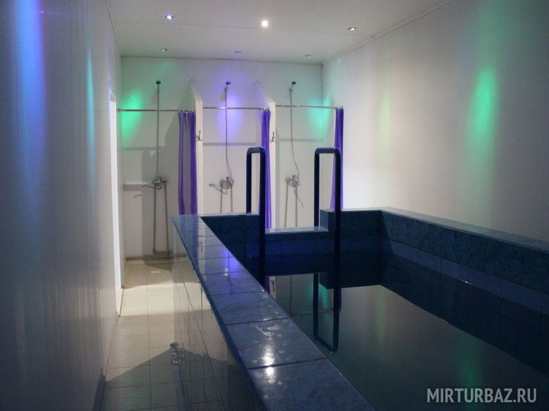 Бассейн и вид на душевые