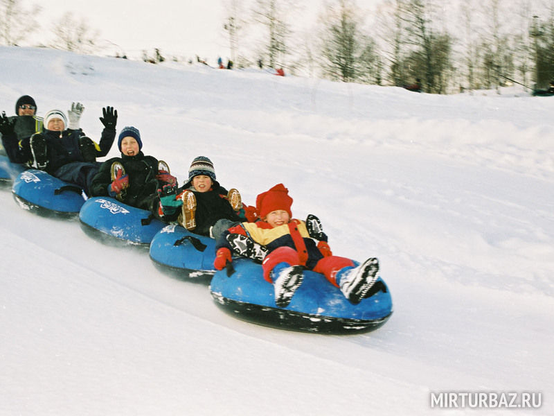 Спуск с горы на ватрушке