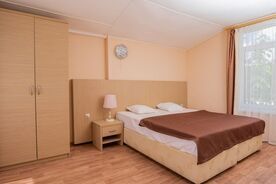 Домик 3-местный 2-комнатный каменный с видом на море, Курорт Санвиль Золотой пляж, Береговое