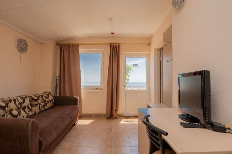 Домик 3-местный 2-комнатный каменный (с видом на море)