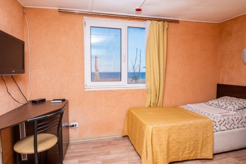 Домик 4-местный 2-комнатный каменный (с видом на море)