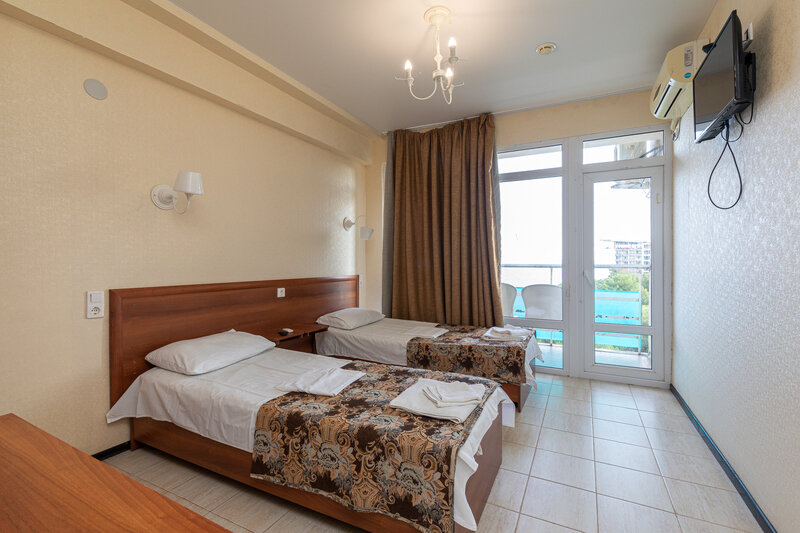 Стандартный 2-местный 1 категории (с ремонтом, с балконом) Золотое руно