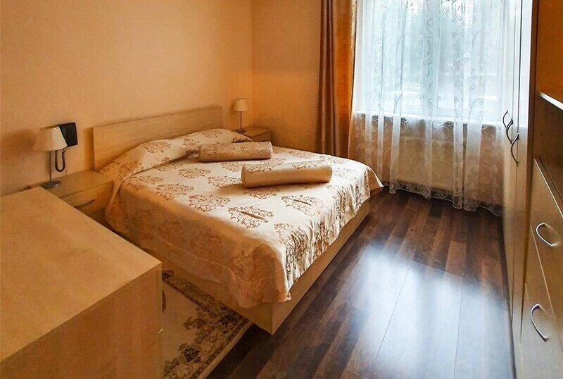 Коттедж 8-местный (с камином)