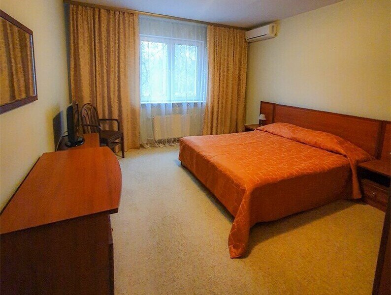 Коттедж 8-местный (с камином)