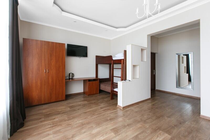 Семейный 4-местный (без балкона, вид во двор)