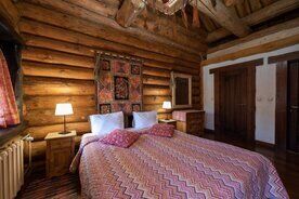 Двухместный номер Палэзьпу корка (Рябиновая изба) двуспальная кровать, Гостевой дом Бобровая Долина, Ижевск