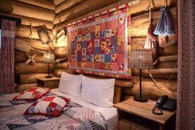 Двухместный номер Кенос (Дом снохи) двуспальная кровать, Гостевой дом Бобровая Долина, Ижевск