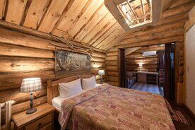 Двухместный номер Мый корка (Бобровая хата) двуспальная кровать, Гостевой дом Бобровая Долина, Ижевск