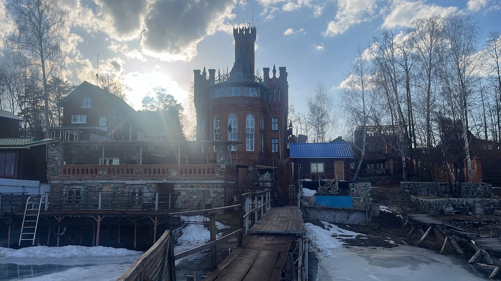 Фото 8 из отзыва о гостевом доме Замок на озере Увильды