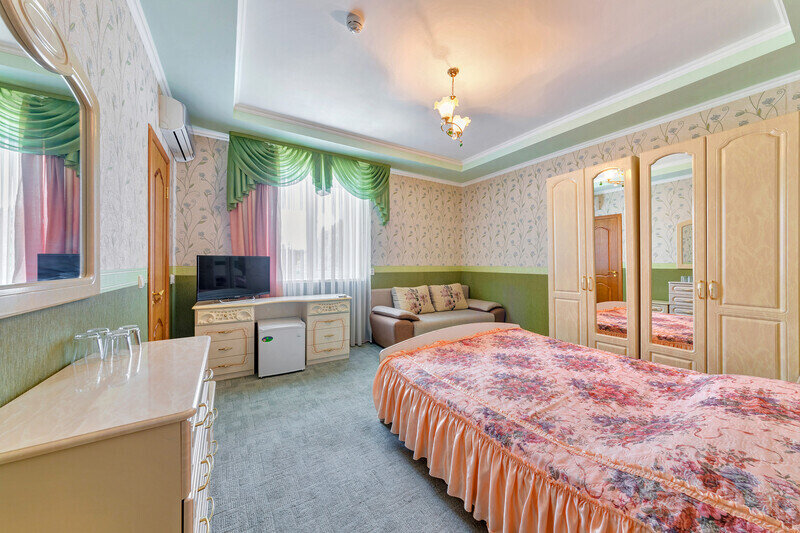 Комфорт 4-местный (Зеленый/Персиковый, с балконом)