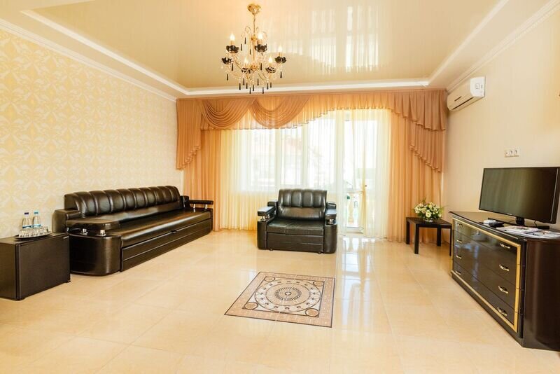 Люкс 5-местный 2-комнатный (с балконом)