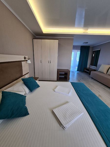 Люкс 3-местный 1-комнатный (вид на море)