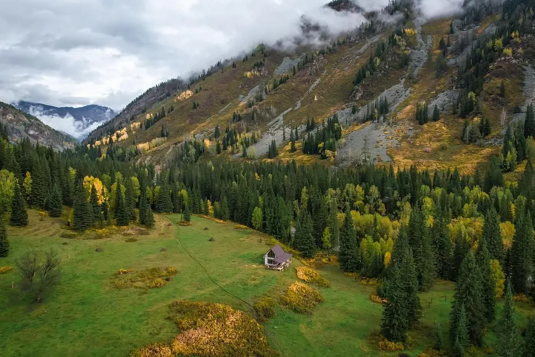 База отдыха Затерянный КуМир. Уединенный отдых в горах Алтая, Чарышский район, Алтайский край