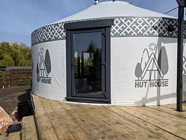 Любовь, Глэмпинг Хат Хаус, Александрия