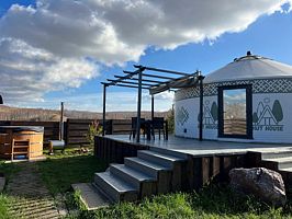 Удача, Глэмпинг Хат Хаус, Александрия