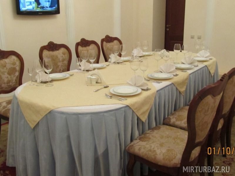 стол на небольшую компанию