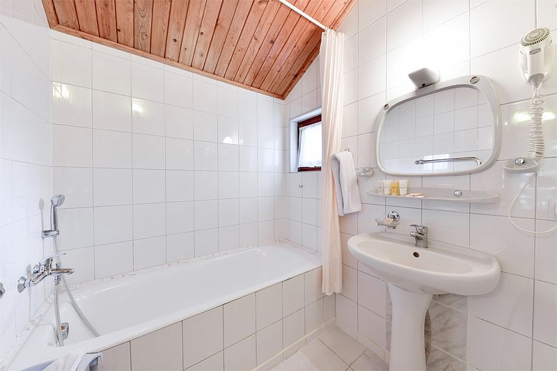 Коттедж 4-местный 2-комнатный (Шале)