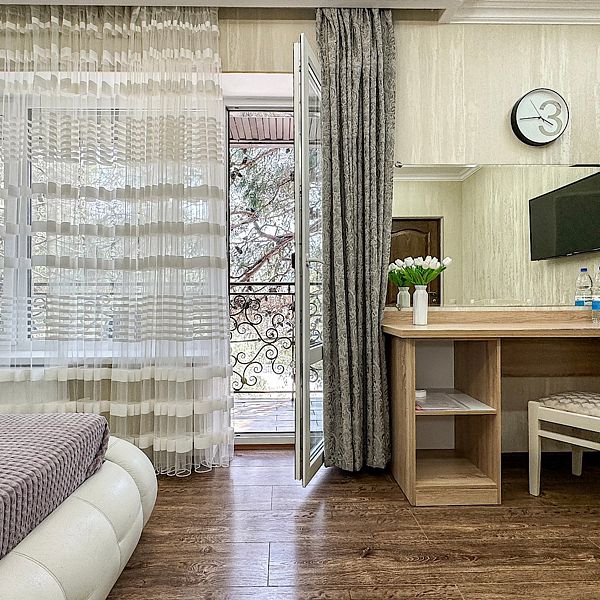 Люкс 4-местный 2-комнатный (с балконом, вид на сосны)