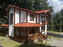 Коттедж с балконом и с красивым видом из окна, База отдыха Поместье, Архыз